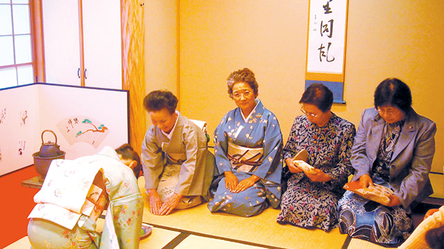 祝 35周年 市原茶道会茶会で抹茶に親しむ シティライフ株式会社 千葉県市原市で情報紙発行 印刷全般 広告 ホームページ制作 名入れカレンダー通販 祝 35周年 市原茶道会茶会で抹茶に親しむ シティライフ株式会社 千葉県市原市で情報紙発行 印刷全般 広告 ホームページ制作 名入れカレンダー通販