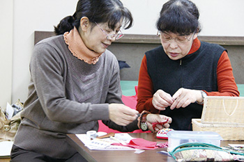 古布を使った華やかな七宝まり シティライフ株式会社 千葉県市原市で情報紙発行 印刷全般 広告 ホームページ制作 名入れカレンダー通販