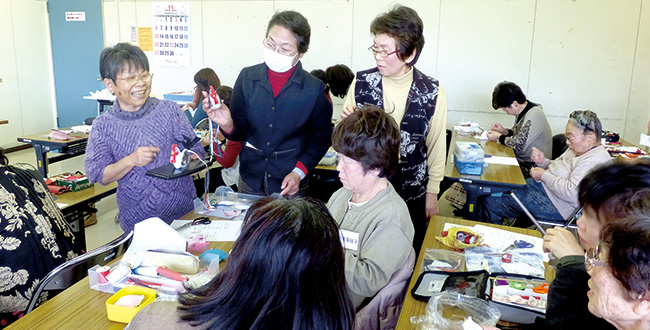 着物の古布で縁起物の可愛い尾長鶏を シティライフ株式会社 千葉県市原市で情報紙発行 印刷全般 広告 ホームページ制作 名入れカレンダー通販