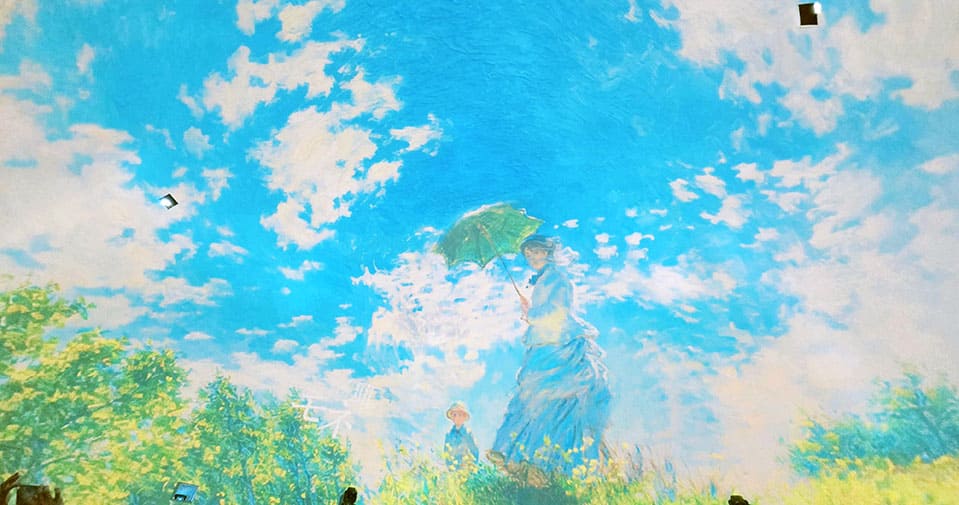 日傘をさす女