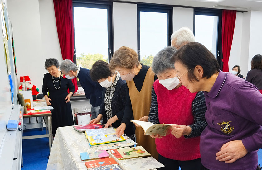 たんぽぽの会：童謡を学ぶ講座にて